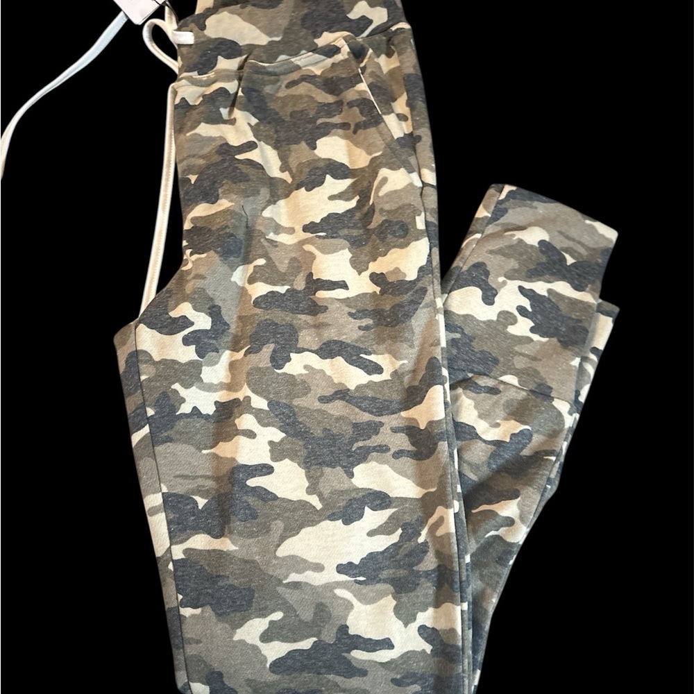 Women’s size medium ampersand ave Camouflage Jogger Pants size medium NWT